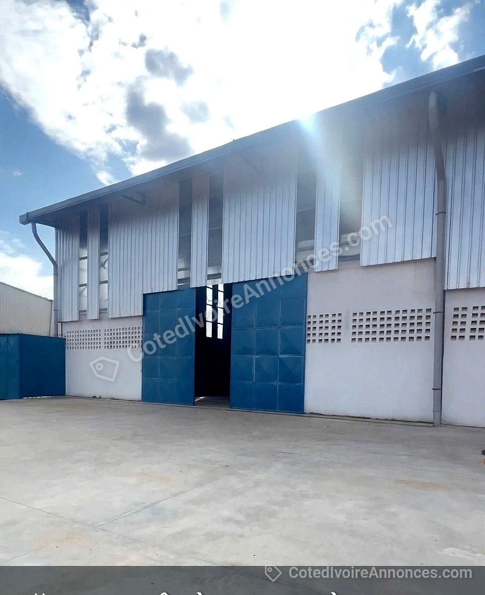 Location et vente d'un entrepôt avant le péage au pk22 à Abidjan