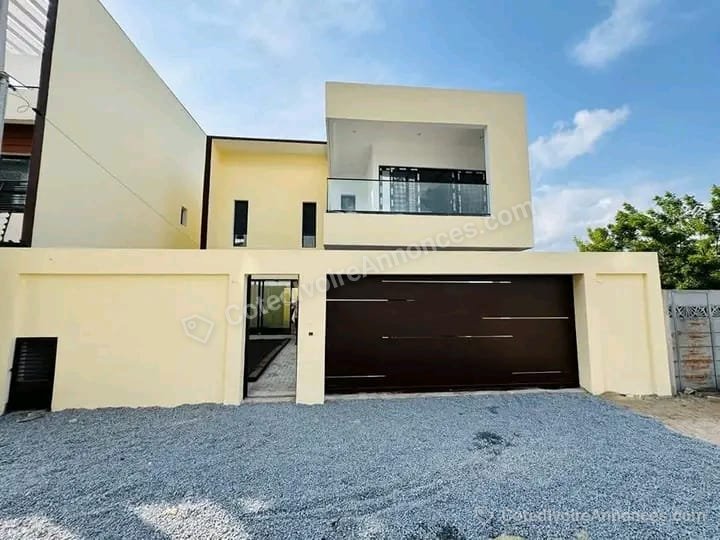 Vente d'une superbe villa duplex haut standing à abatta à Abidjan