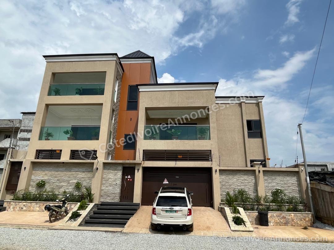 Villa Triplex haut standing avec 9 pièces à vendre, très belle opportunité à Abidjan