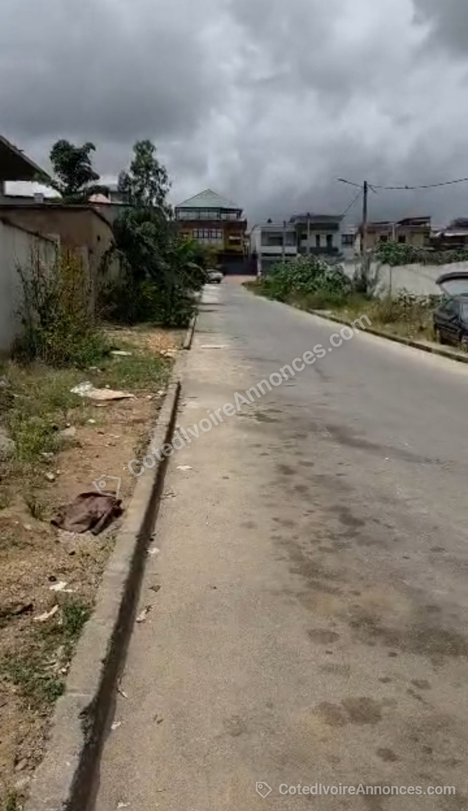 Terrain de 557 m2 situé à la Riviera 4 M Badon à Abidjan