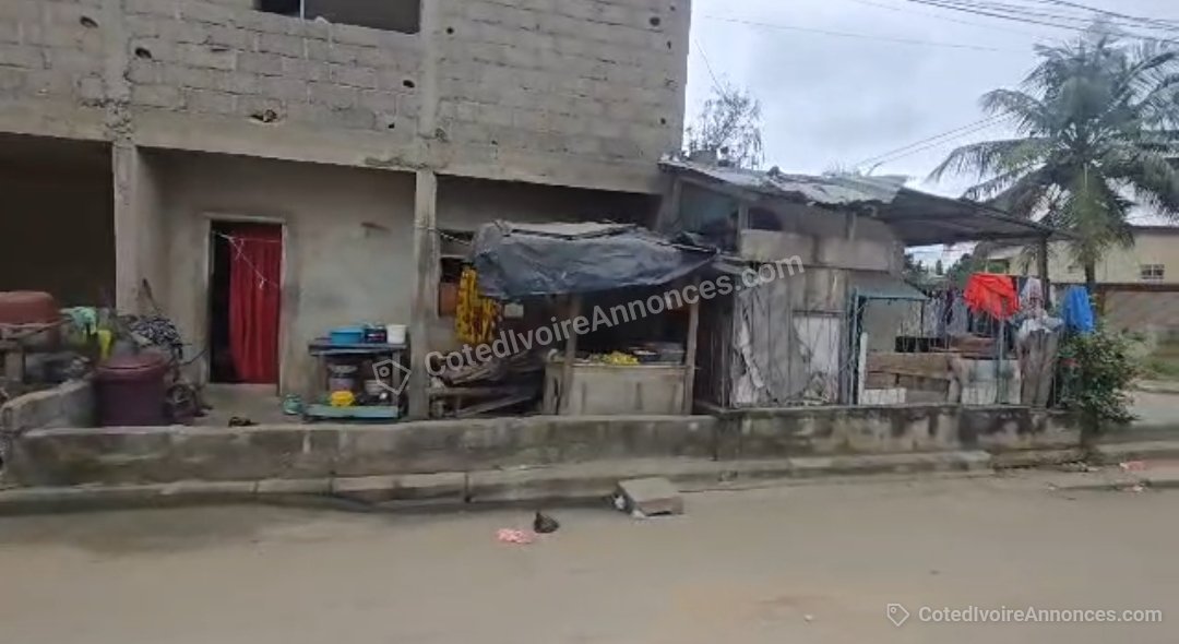 Villa inachevée sur 702 m2 à Abidjan