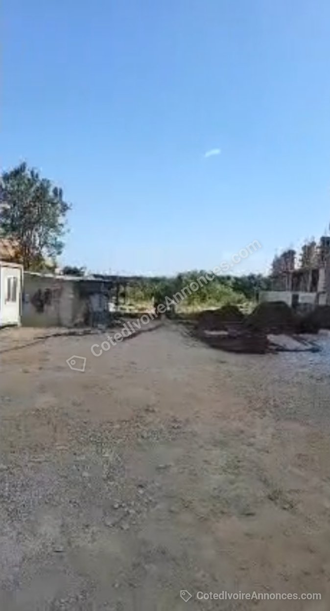 Terrain nu de 1997 m2 à la Riviera 4 M Badon à Abidjan