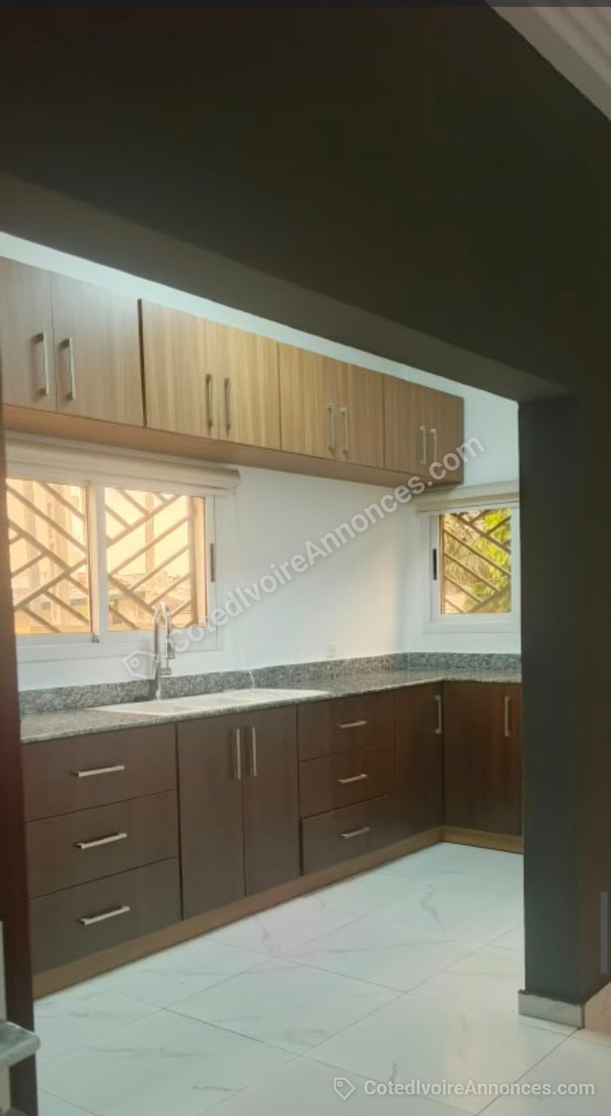 A louer un appartement de 3 pièces situé en Riviera 4 à Abidjan